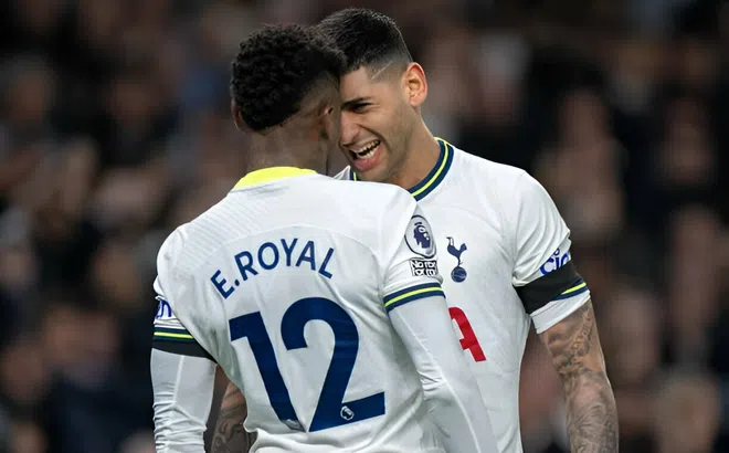 Cầu thủ Tottenham 'va nhau' trong thất bại trước Liverpool