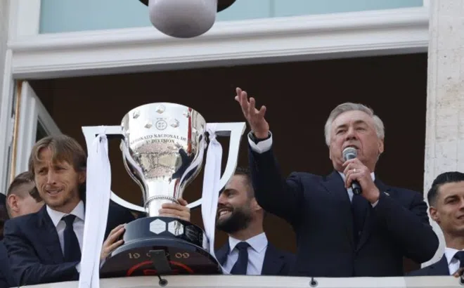 Dàn sao Real Madrid tri ân “cầu thủ thứ 12” trong lễ ăn mừng vô địch La Liga