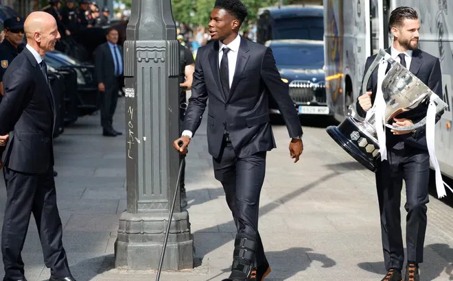 Sao Real Madrid khiến NHM lo lắng khi phải chống nạng dự lễ ăn mừng