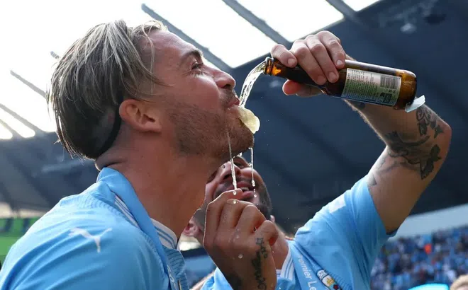 Jack Grealish gây sốt với màn ăn mừng uống bia thương hiệu