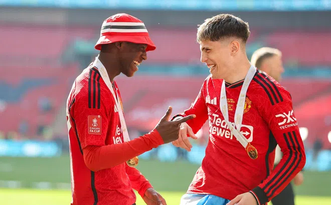 Khiến Man City ôm hận, siêu tiền vệ của MU nhận lời khen đặc biệt