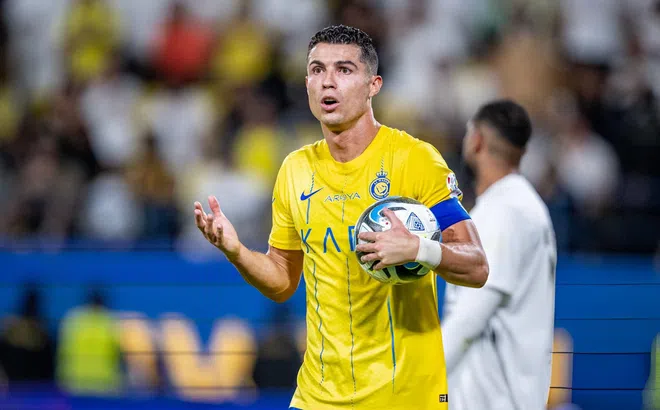 Vừa lập kỷ lục vĩ đại nhất, Ronaldo bất ngờ bị đem đi kiểm tra