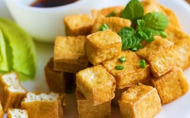 Không phải ai cũng biết mẹo rán đậu vàng ươm, căng phồng mà không dính chảo