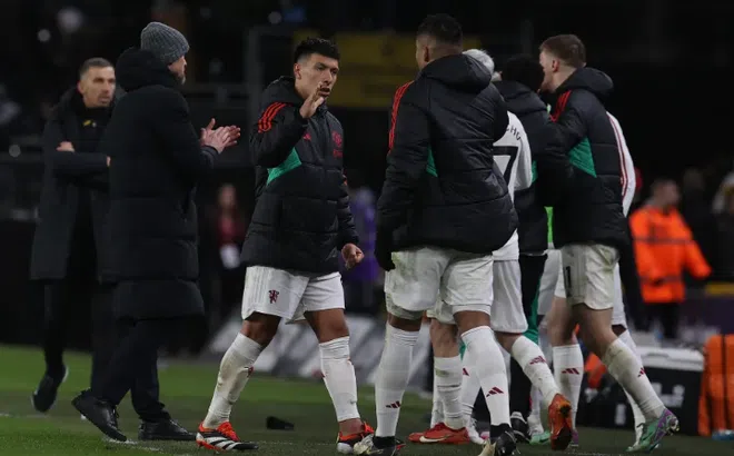 Fan MU lo sốt vó vì Martinez