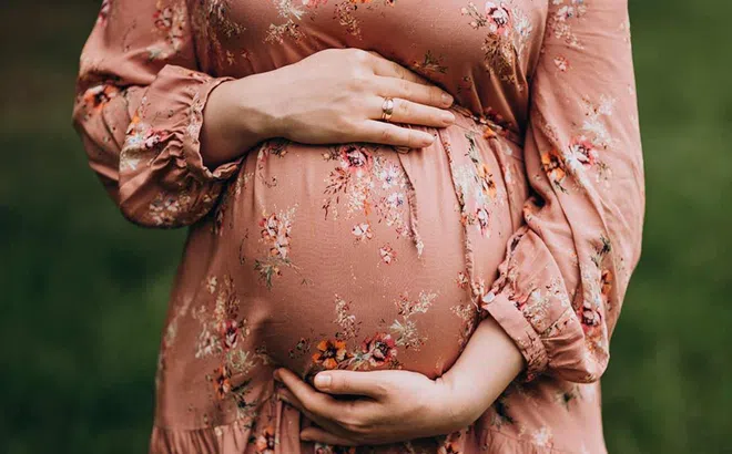 Nữ sinh sinh con giữa giờ thi, tiếng khóc của em bé khiến thầy cô và học sinh hoảng hồn