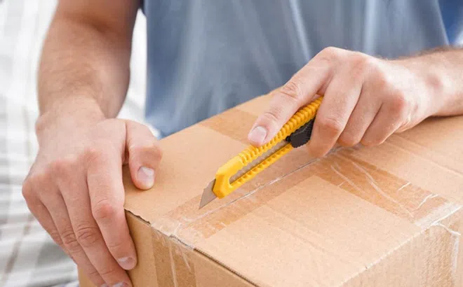 Lên mạng mua đồ trang trí, không ngờ nhận được hai hộp bưu kiện bên trong chứa đầy 'tiền mặt'