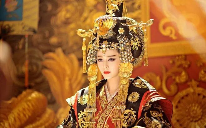 Viên Thiên Cương phán Ngũ hầu tử sẽ lật đổ Võ Tắc Thiên, Địch Nhân Kiệt không tin nhưng sau 15 năm, mọi tiên đoán đều trở thành sự thật