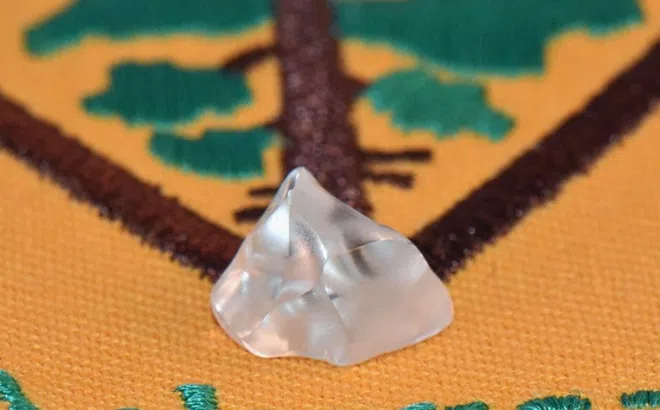 Đi dạo trong công viên, cặp đôi nhặt được viên đá thủy tinh trong suốt, ai ngờ lại là kim cương 4,87 carat siêu hiếm