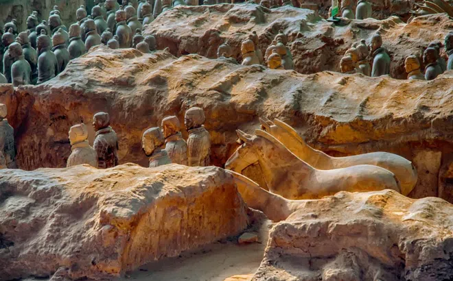 Đang đào cát ven sông, người dân phát hiện tảng đá có khắc chữ, một chi tiết cho thấy liên quan đến Tần Thủy Hoàng