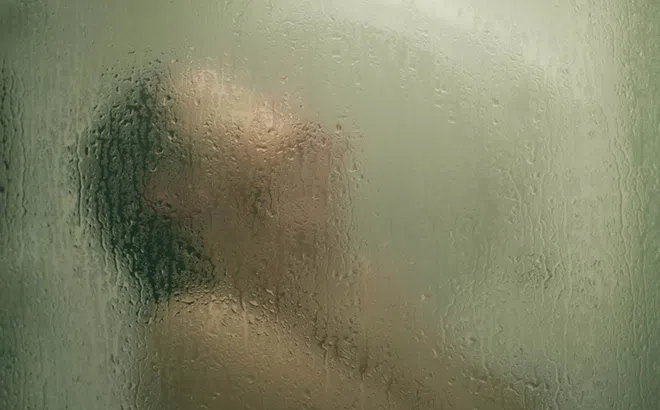 Vợ tắm 10 lần sau đêm tân hôn, chồng lén theo dõi phát hiện sự thật phũ phàng liên quan tới bạn trai cũ