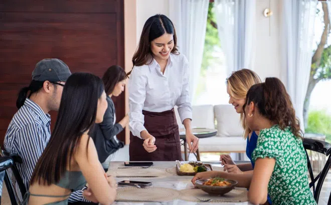 Hồ hởi vì được một cặp vợ chồng khen ngợi nhan sắc, nữ bồi bàn bỗng tái mặt khi nghe lời đề nghị này