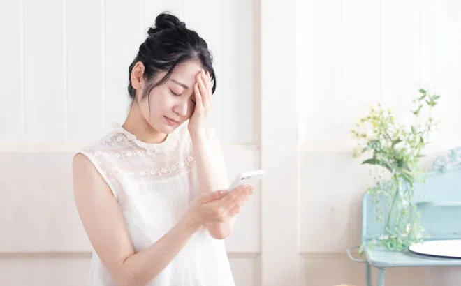 Lén kiểm tra điện thoại của bạn trai, cô gái suy sụp khi phát hiện điều kinh hoàng
