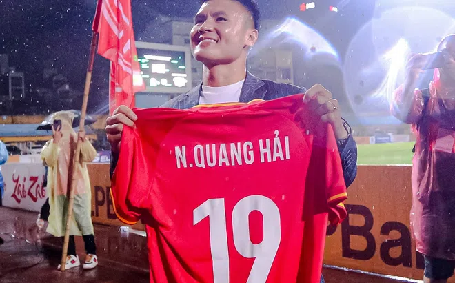 NHM CAHN nhận quà không thể đặc biệt hơn từ Quang Hải