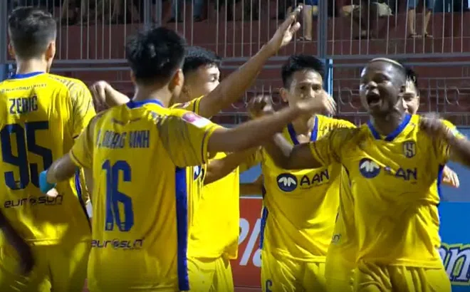 Thắng nghẹt thở Khánh Hòa, SLNA thăng tiến trên BXH