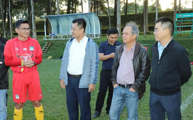 Bầu Đức xác nhận tương lai của HLV Kiatisak