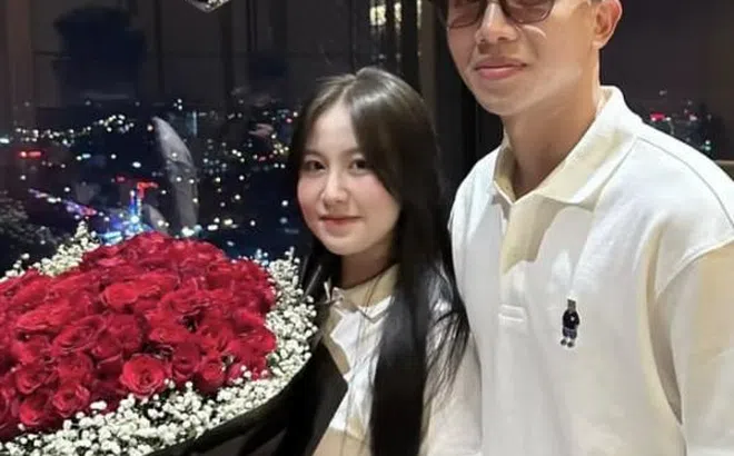 Cựu tuyển thủ U23 Việt Nam cầu hôn bạn gái hot girl, hé lộ ngày 'lên xe hoa'