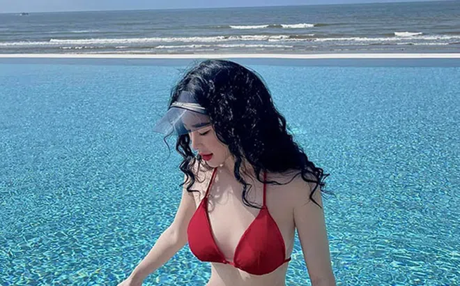 Bạn gái cựu tuyển thủ Việt Nam tung loạt ảnh diện bikini khoe đường cong quyến rũ