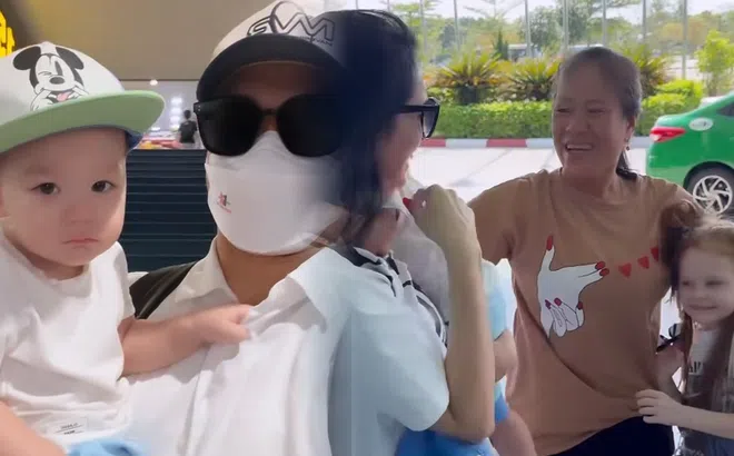 Bùi Tiến Dũng lần đầu đưa con trai về thăm quê nội, vợ Tây khéo léo lấy lòng mẹ chồng