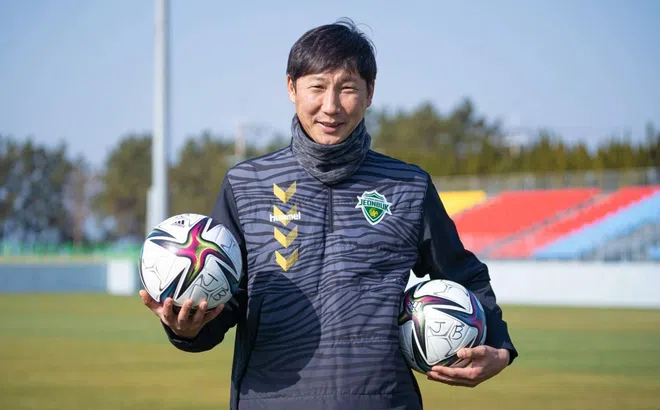 HLV Kim Sang Sik: Là học trò của HLV Park Hang Seo, nhận thẻ đỏ khi đối đầu ông Troussier
