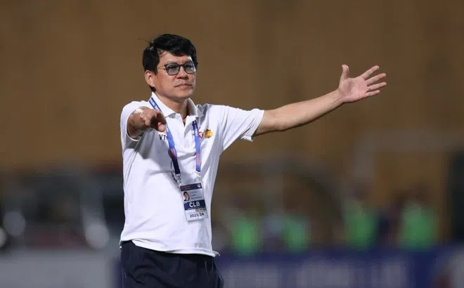 HLV Vũ Tiến Thành 'đá xoáy' HLV Kim Sang Sik