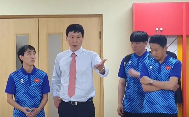 VIDEO: HLV Kim Sang Sik chia sẻ với với các cầu thủ trong phòng thay đồ