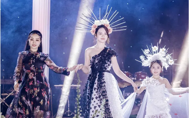 Á quân siêu mẫu nhí toàn năng Nguyễn Phạm Hà Linh diễn vedette cùng Hoa hậu Lương Kỳ Duyên