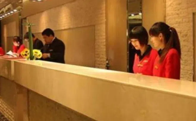 Nửa đêm đến khách sạn đặt phòng lúc nào cũng báo hết phòng! Nhân viên lễ tân hé lộ bí mật đằng sau!