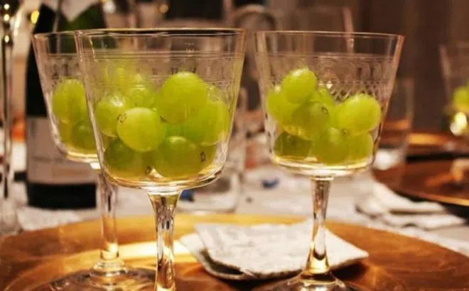 CĐM rủ nhau ăn 12 quả nho vào lúc nửa đêm đêm giao thừa, ý nghĩa đằng sau là gì?