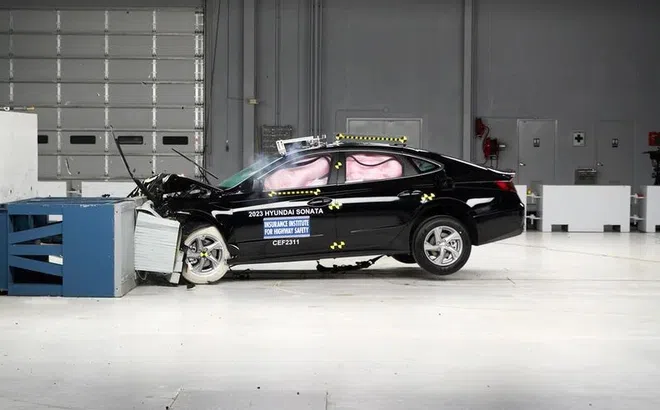 Không chỉ xe cỡ nhỏ, ngồi hàng ghế sau trên Kia K5 hay Toyota Camry cũng chưa chắc an toàn