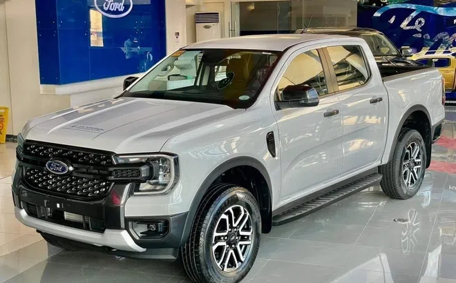 Doanh số giảm mạnh, Ford Ranger vẫn một mình "cân" cả team bán tải