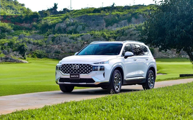 Hyundai Santa Fe tăng trưởng tốt nhưng chưa thể lấy lại ngôi vương từ tay Ford Everest