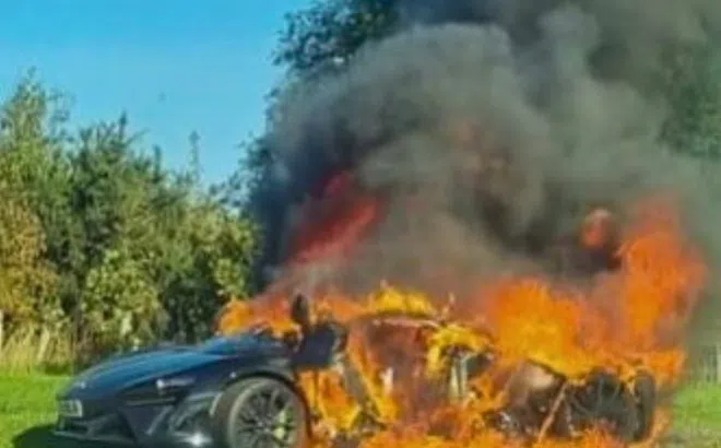 Đã từng ‘lĩnh án’ triệu hồi, siêu xe McLaren được đem bán và cái kết bốc cháy khi đang chạy thử