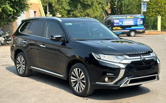 Lăn bánh 1 năm, Mitsubishi Outlander chạy ‘lướt’ xuống giá khó tin