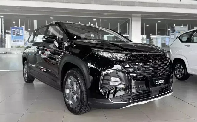 Hyundai Custin giảm giá sâu tại đại lý, quyết đấu Toyota Innova Cross