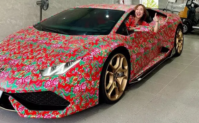 Hot mom 1997 ở Bạc Liêu "đắp chăn con công" cho chiếc Lamborghini Huracan tiền tỷ