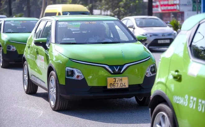 50 chiếc ô tô điện VinFast được bàn giao cho đối tác tại Nghệ An làm dịch vụ taxi điện