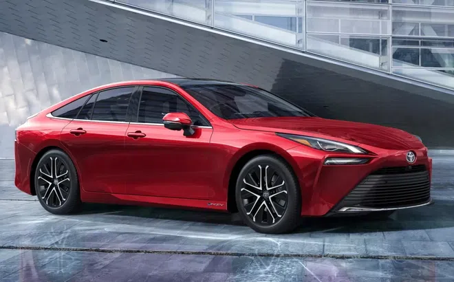 Toyota Mirai 2024 chạy bằng hydro ra mắt: Bổ sung công nghệ an toàn, tăng giá bán