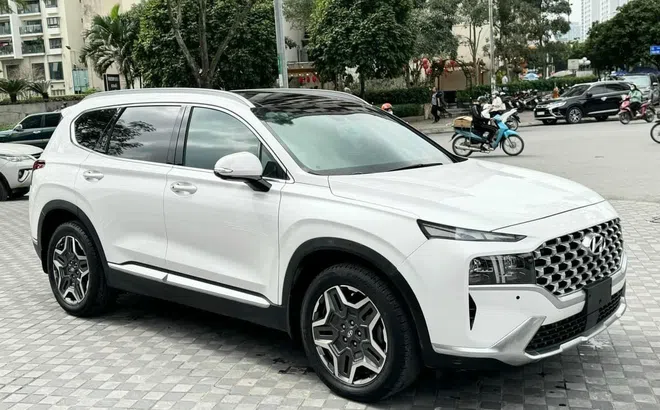 Lăn bánh 2 năm, Hyundai Santa Fe "lướt" xuống giá ngỡ ngàng