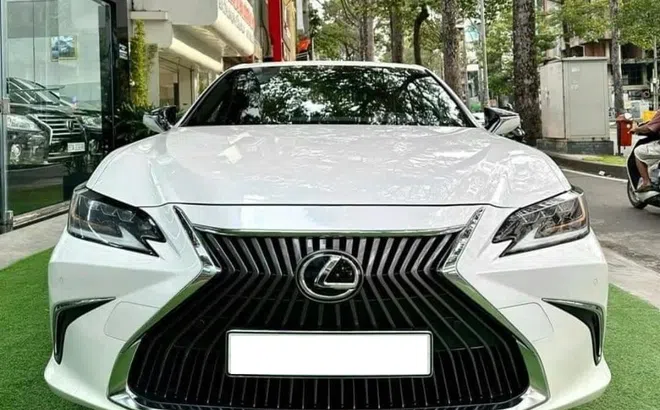 Sau 5 năm lăn bánh, Lexus ES 250 'lướt' rớt giá ngỡ ngàng trên sàn xe cũ