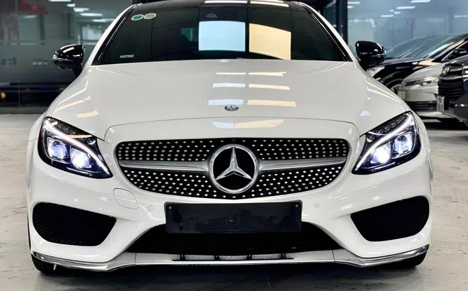 Hàng hiếm Mercedes-Benz C300 Coupe mất giá ngang một chiếc Ford Everest sau 50.000 km sử dụng