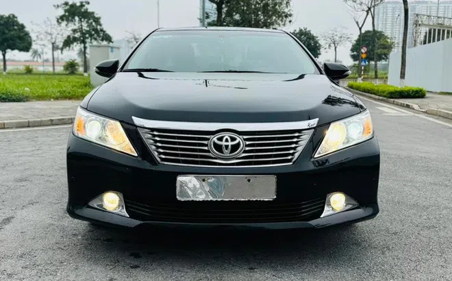 Toyota Camry 10 năm tuổi trượt giá ngang một chiếc Mazda CX-5