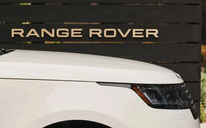 Range Rover Sport sắp ra mắt phiên bản thuần điện, đối đầu Porsche Cayenne?