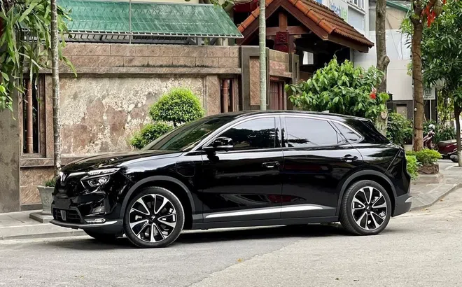 Sau 2 năm sử dụng, xe điện VinFast VF 8 'lướt' trượt giá ngang một chiếc Huyndai Accent