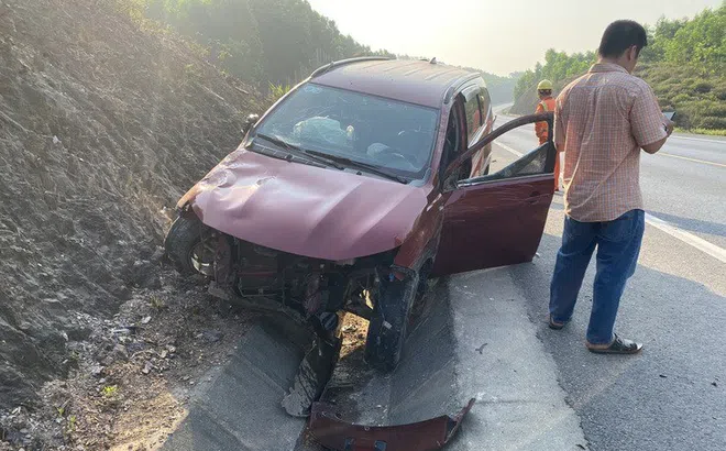 Cảnh báo nguy cơ mất an toàn do ô tô nổ lốp trên cao tốc Cam Lộ - La Sơn khi nhiệt độ tăng cao