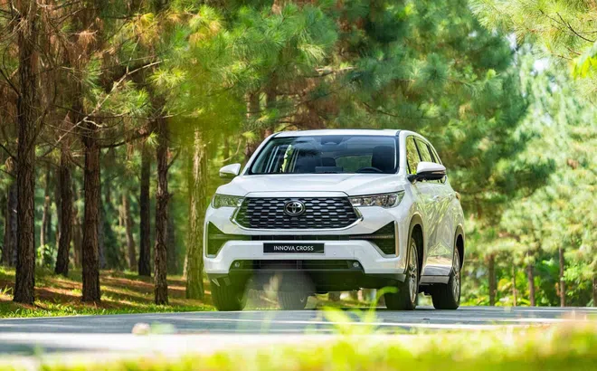 Doanh số xe hybrid tăng gấp ba lần, Toyota Innova Cross ăn khách nhất phân khúc