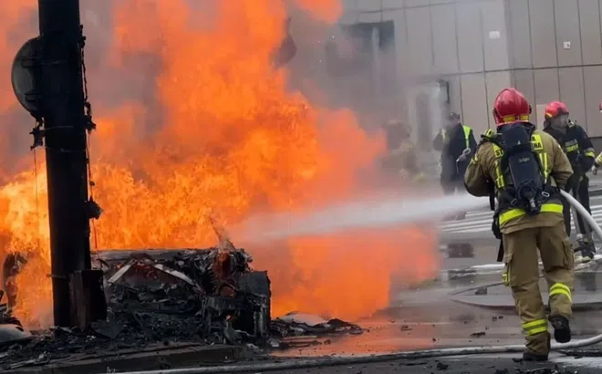 Ô tô điện Lucid bốc cháy trơ khung sau khi đâm vào cột điện