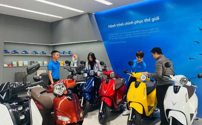 Khách hàng mua xe máy điện VinFast nhận ưu đãi lớn mừng đại lễ 30/4-1/5