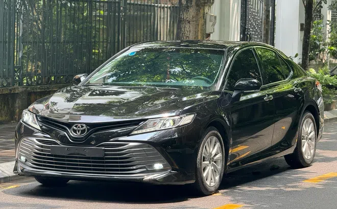 Bất ngờ giá chào bán của Toyota Camry cũ sau 4 năm lăn bánh