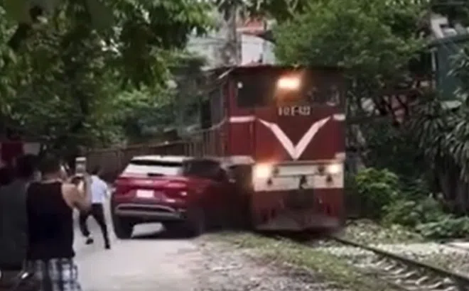 Chủ của ô tô bị tàu hỏa tông nát đầu có thể phải chịu hình thức xử phạt nào?
