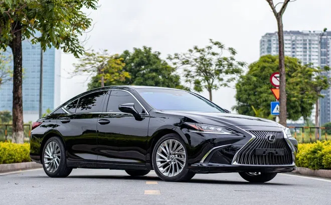 Sau 5 năm lăn bánh, Lexus ES 250 2019 được chủ nhân bán lại với giá khó tin
